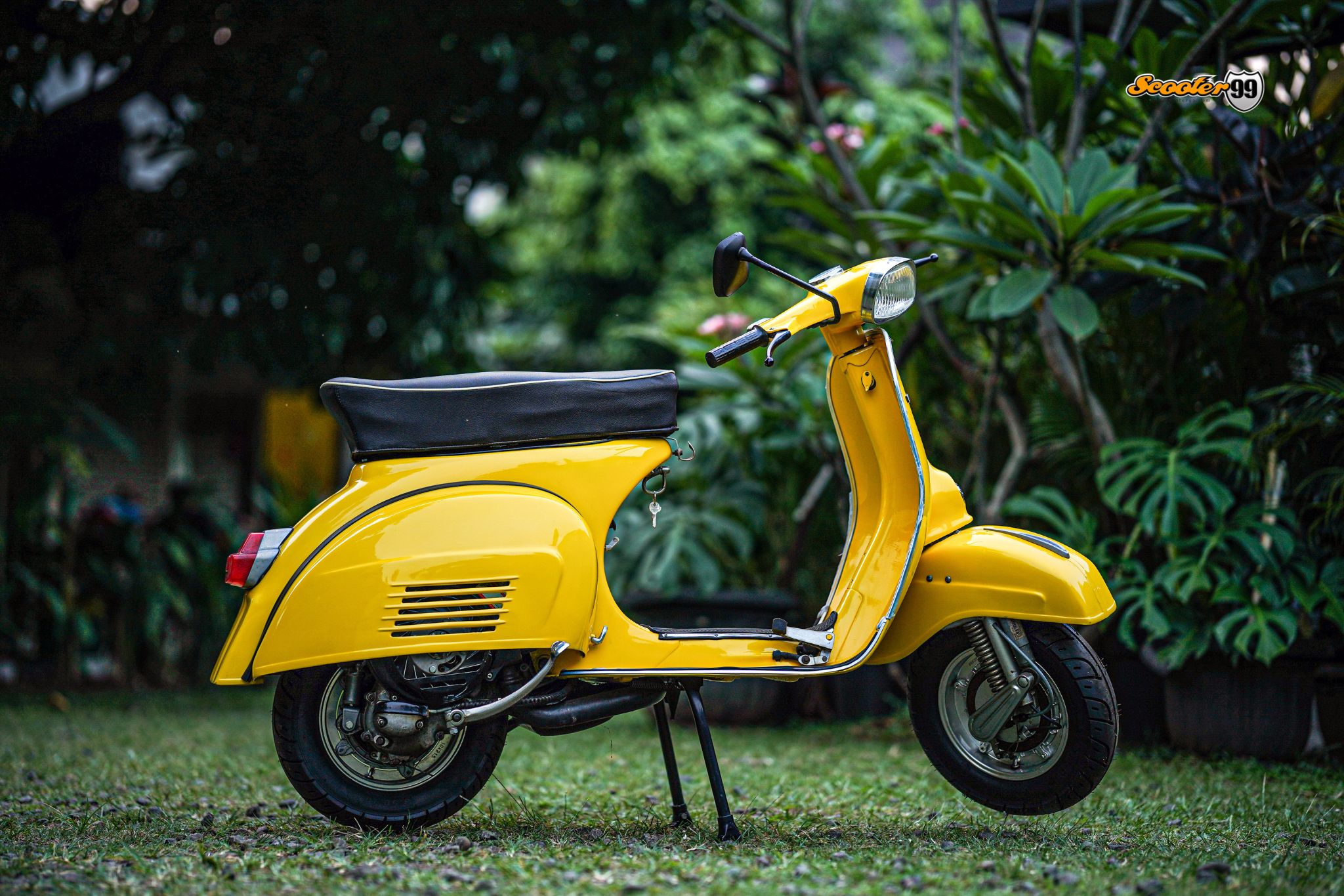 Vespa 150 Super Yellow – seat and paint detail